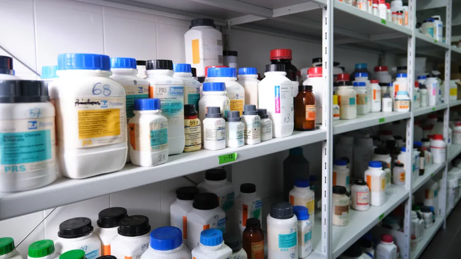 Schrank mit Chemikalien